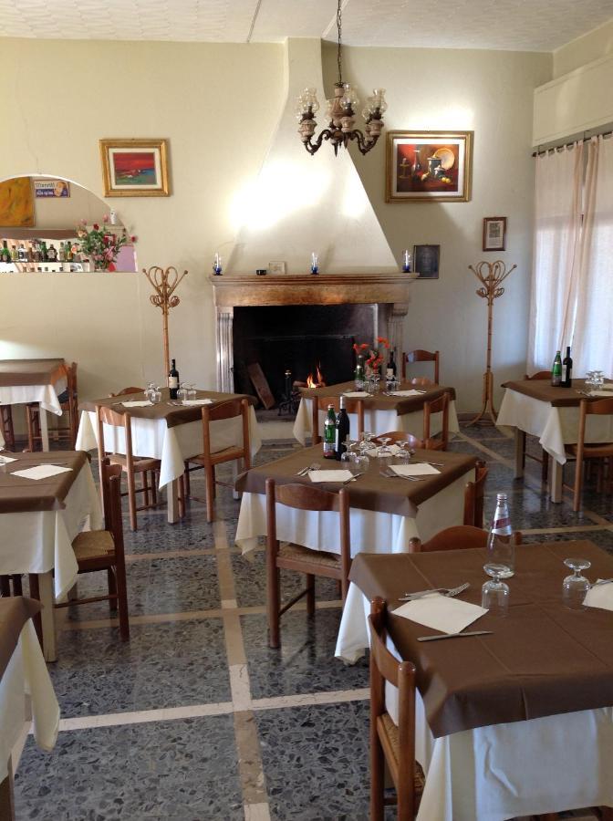Hotel Scacco Matto Baschi Exterior foto